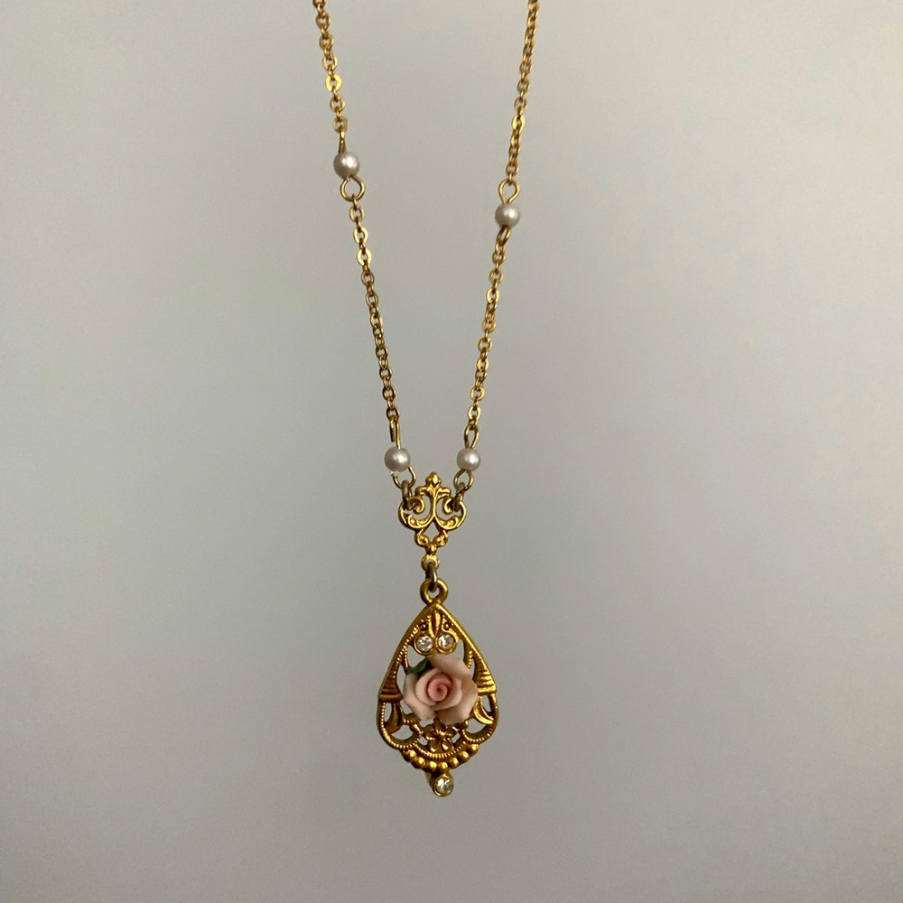 Art deco style flower filigree pearl Necklace